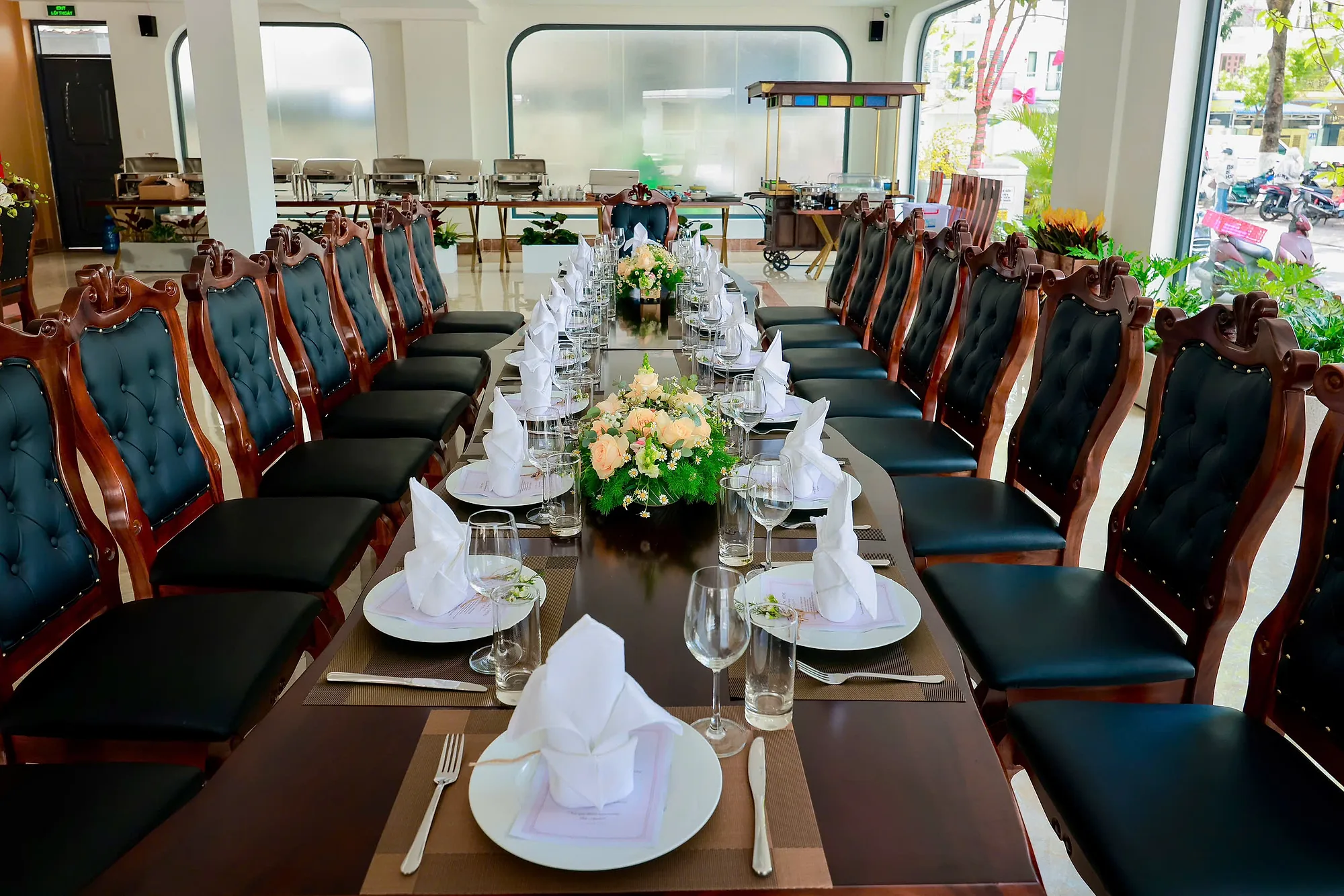 Bàn tiệc dài trong phòng ăn của Cannes
