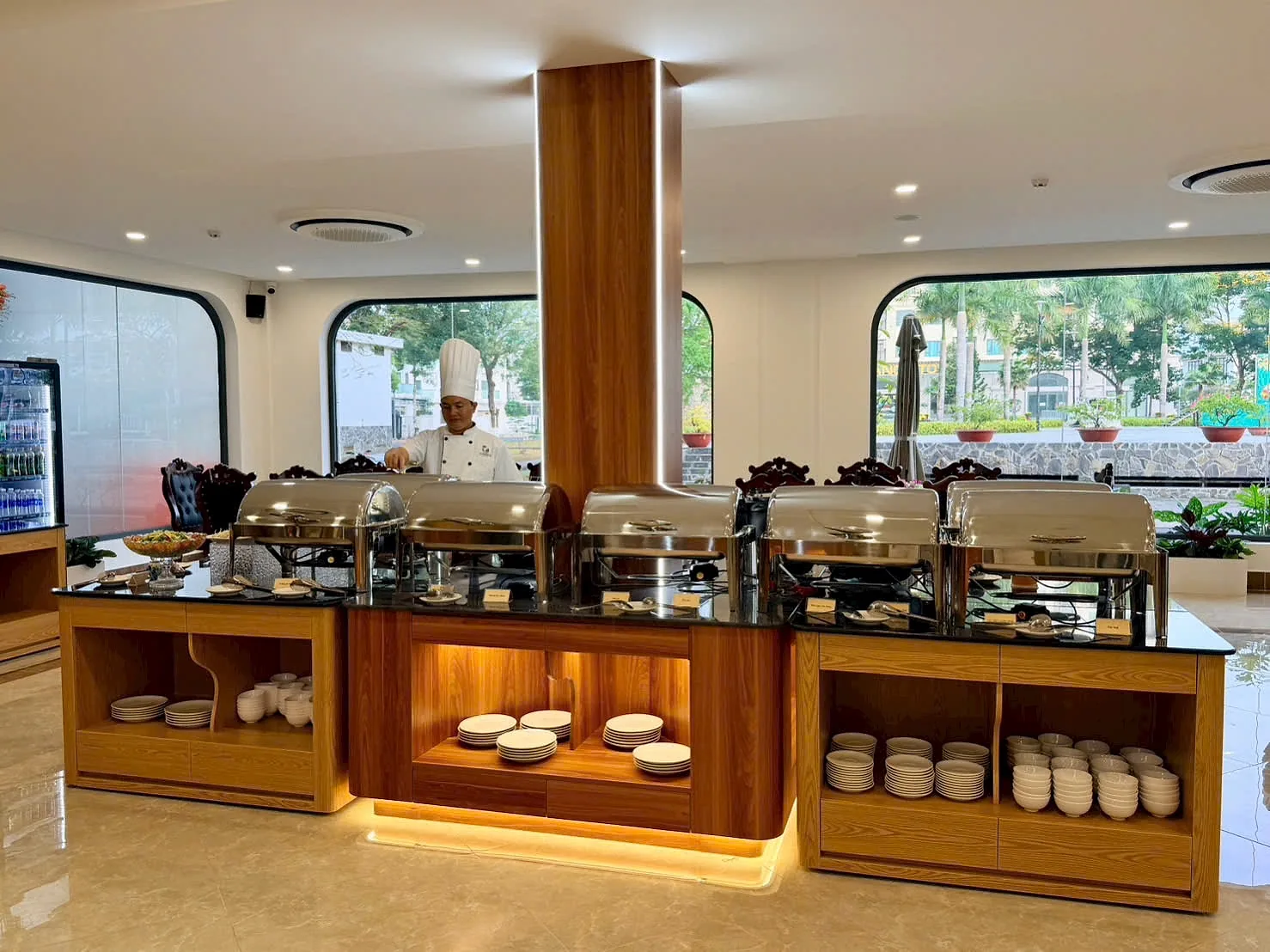 Đầu bếp bên quầy buffet sáng