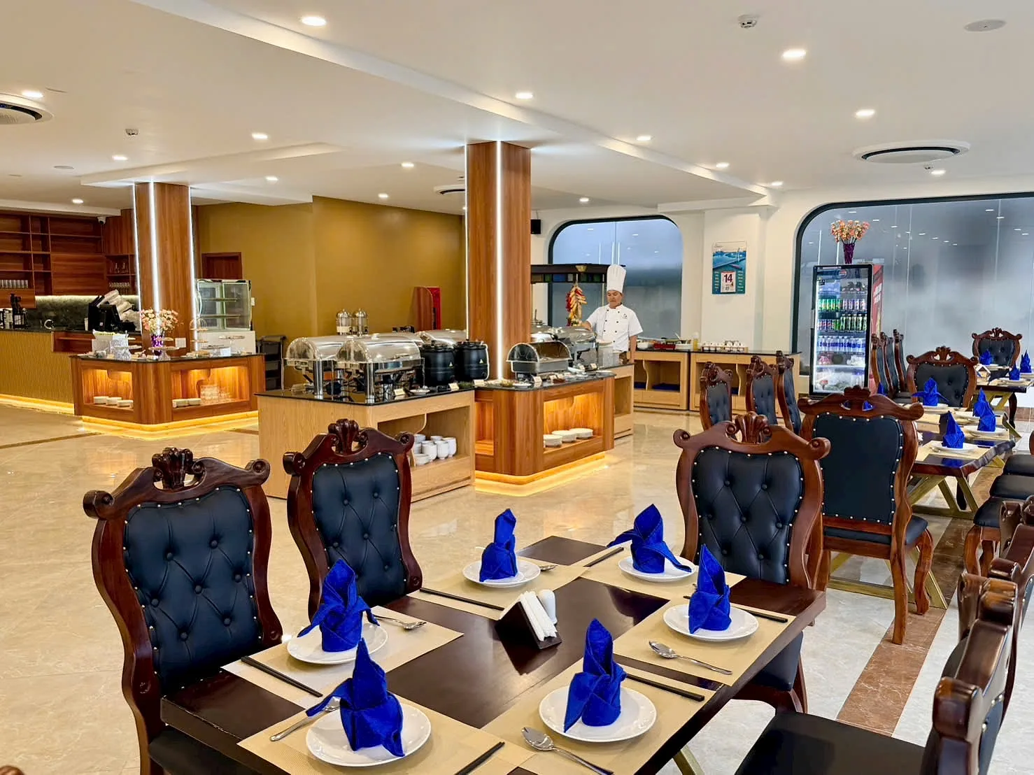 Không gian nhà hàng Cannes với ghế bọc da và cửa sổ vòm